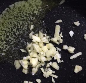 取部分黄油融化，倒入蒜末炒香
