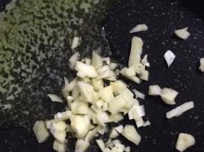 取部分黄油融化，倒入蒜末炒香