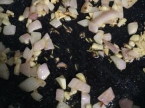 加入洋葱炒软