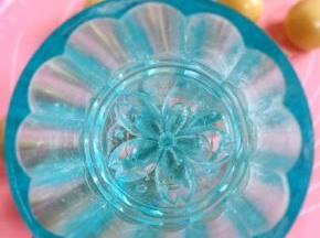 月饼模具中撒少许干粉，滚动模具使粉附着均匀，然后轻轻磕掉多余的粉！这样就很容易脱模了！