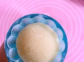把滚好粉的月饼胚放进模具中！轻轻按压一下！（这个时候可以把烤箱预热了！200度预热10分钟！）