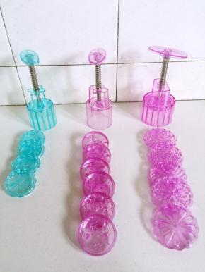 趁着月饼预拌粉在静置的时候，我们来把月饼模具清洗干净后，擦干水分备用！