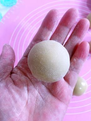 包好的月饼胚也薄薄的滚一层粉，搓圆！（粉不要太多，要不然烤的时候容易干裂！）