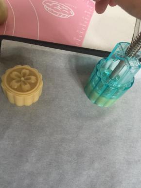 烤盘上提前铺一层油纸，最后按在烤盘上脱模即可！