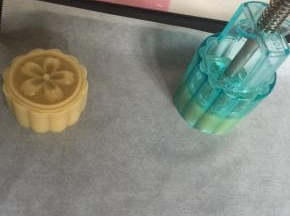烤盘上提前铺一层油纸，最后按在烤盘上脱模即可！
