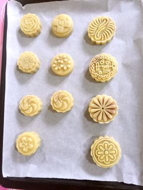 依次做好所有的月饼胚！