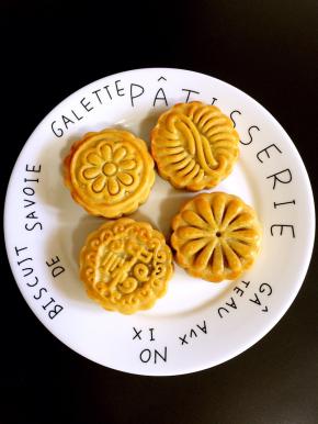 等待了一天回油之后的月饼，变得很软很油亮！让人忍不住想要咬上一口！