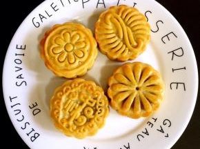 等待了一天回油之后的月饼，变得很软很油亮！让人忍不住想要咬上一口！