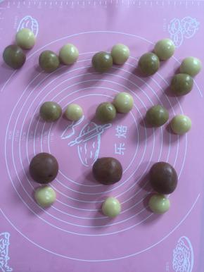 阳晨的水晶模具3套：50g模具两套，75g模具一套。50克的皮15克馅儿35克，75克的皮20克馅儿55克！馅料和皮按重量称好，搓圆，并排放好！