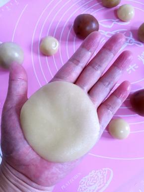 把皮放在掌心按扁！