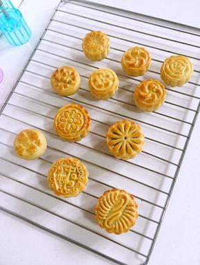 烤好的月饼出炉，放在烤架上晾凉，室温放置回油即可！