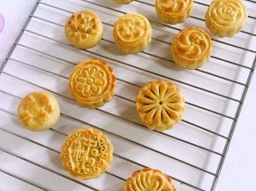 烤好的月饼出炉，放在烤架上晾凉，室温放置回油即可！