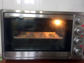 放入预热好的烤箱中层，温度转为上火190度，下火170度，烘烤5分钟！（烤箱温度根据自己的烤箱实际温度，适当调整，我家烤箱下火温度偏高20度，所以调为170度！）