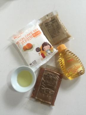 准备好所需的食材：易小焙广式月饼预拌粉105克，花生油25克，转化糖浆75克，月饼馅儿料400克（我准备了两种口味的馅儿料，白莲蓉馅儿料200克，蔓越梅馅儿料200克！也可根据月饼模具计算用量！）