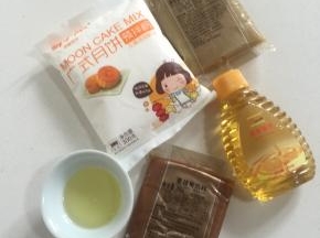 准备好所需的食材：易小焙广式月饼预拌粉105克，花生油25克，转化糖浆75克，月饼馅儿料400克（我准备了两种口味的馅儿料，白莲蓉馅儿料200克，蔓越梅馅儿料200克！也可根据月饼模具计算用量！）