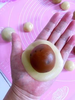 把馅儿料放在皮的中心位置！