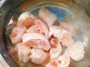 切块去毛洗净沥干水分