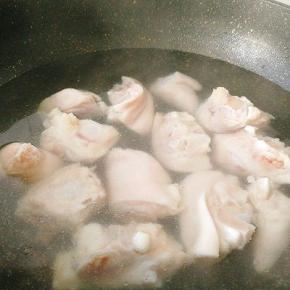 水开后倒猪蹄，煮开后捞出