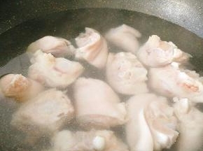 水开后倒猪蹄，煮开后捞出