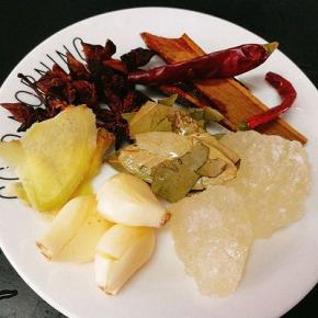 准备好卤料，姜片，蒜头，冰糖，干辣椒，桂皮，八角