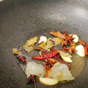 起油锅，倒入卤料爆香