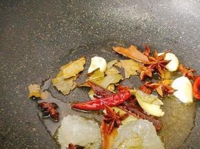 起油锅，倒入卤料爆香