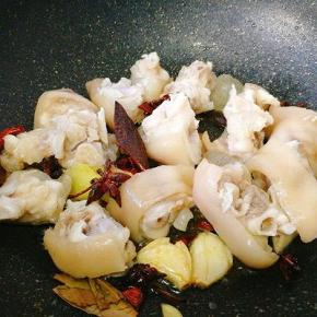 再倒入猪蹄爆炒