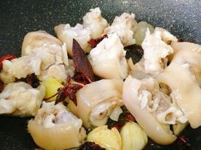 再倒入猪蹄爆炒