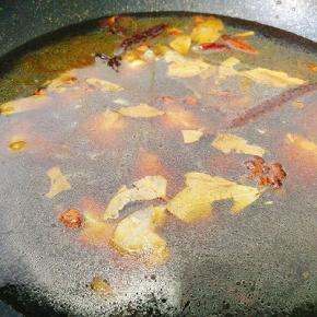 加入适量的纯净水，大火烧开转中火煮30分钟左右