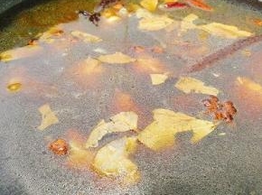 加入适量的纯净水，大火烧开转中火煮30分钟左右