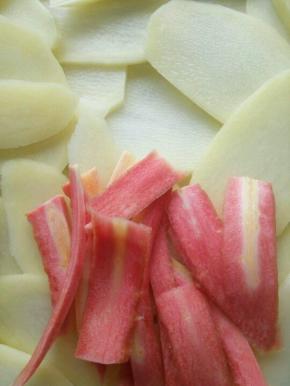 然后洗干净切片，上锅蒸熟