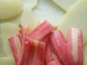 然后洗干净切片，上锅蒸熟