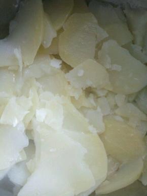 土豆取出用勺子压成泥