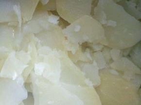 土豆取出用勺子压成泥