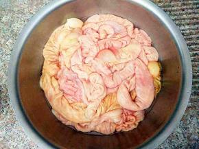 大肠加盐、醋里里外外洗两遍。