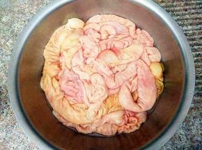 大肠加盐、醋里里外外洗两遍。