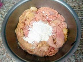 再加面粉抓揉几分钟