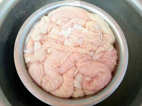 用清水洗净即可