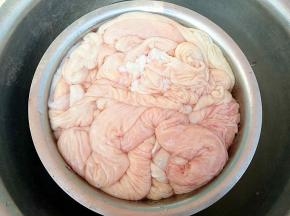 用清水洗净即可