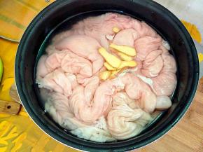 将其放入电饭煲中，加入清水、姜、料酒。