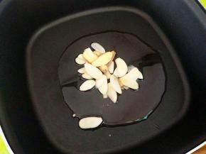 热锅凉油，下姜蒜煸香。