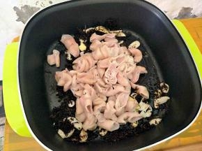 下大肠大火炒出油脂。