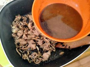 再加入由盐，生抽，老抽，白糖，胡椒粉，鸡粉，料酒调成的碗汁。