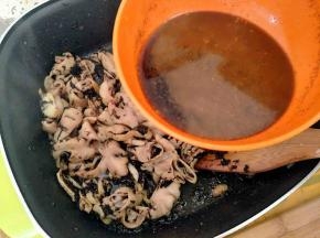 再加入由盐，生抽，老抽，白糖，胡椒粉，鸡粉，料酒调成的碗汁。