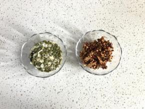 准备辅料：红枣去核后切成小丁，果仁我用的是南瓜子仁、黑芝麻、白芝麻、杏仁片。