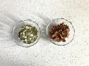 准备辅料：红枣去核后切成小丁，果仁我用的是南瓜子仁、黑芝麻、白芝麻、杏仁片。