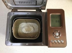 除黄油外，面团其他材料全部加入东菱1352面包机内，设置和面15分钟。