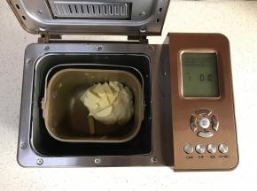 加入软化的黄油，继续和面10分钟。