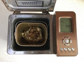 还剩4分钟时，加入红枣，继续和面。
