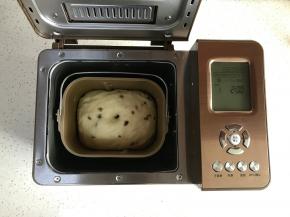 发酵结束，手指沾干面粉插入拔起，洞口不回缩不塌陷即完成。